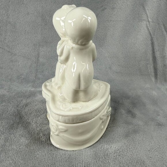 Bride Groom Boy Girl Couple Kissing Trinket Box White Heart Design Base - Picture 5 of 14